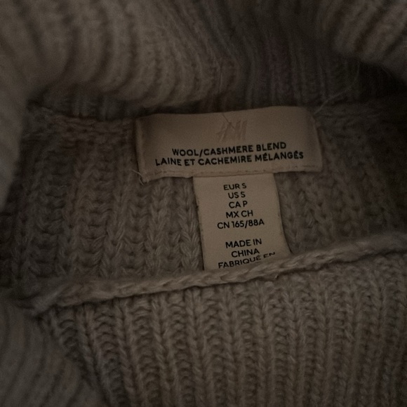 H&M size small wool cashmere sweater. - Picture 2 of 2